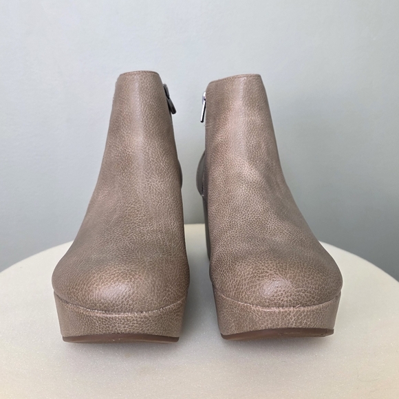 Yellow Box Taupe Neutral Belin Platform Wedge Booties Round Toe Size 7.5 - Picture 3 of 14